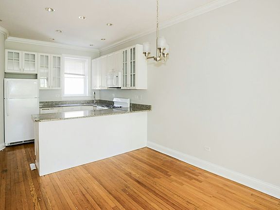3rd image of 3852-2 N Southport Ave