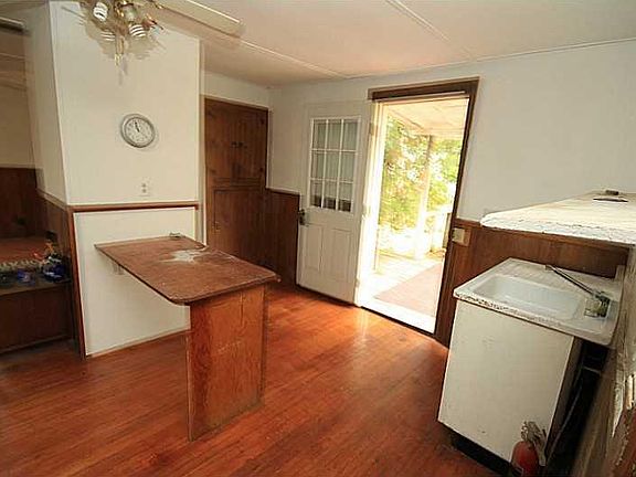 4th image of 36105 Parkwood Ave
