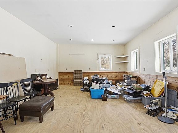 4th image of 109 Royalston Rd