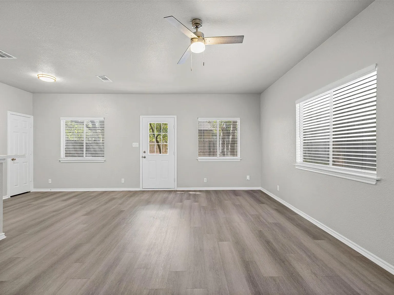 3 bed, 3.5 bath, 1396 sqft, $1,900 — Photo 4