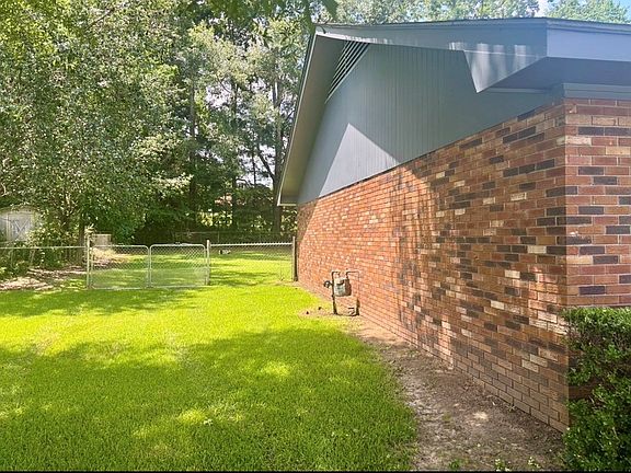 3rd image of 42 Clairmont Cir