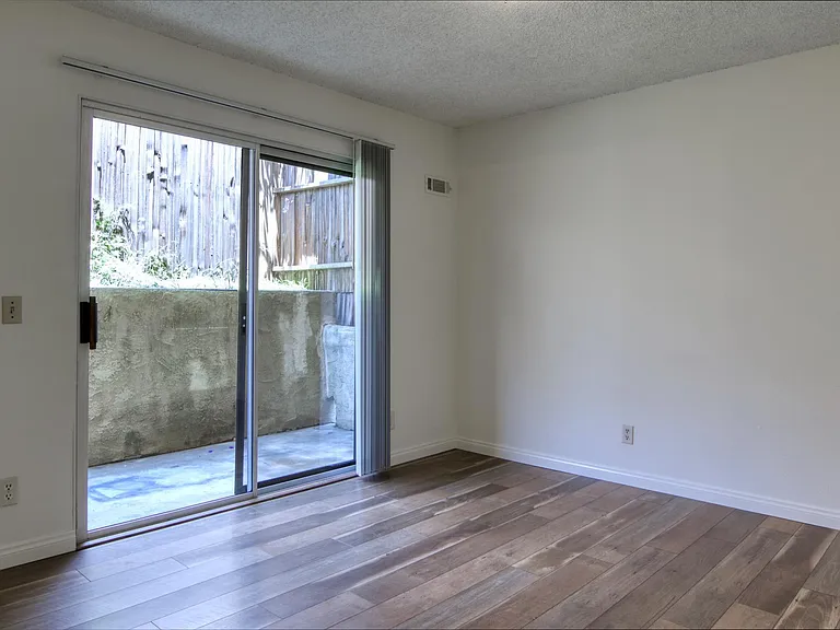 60 N Laurel St — Photo 8