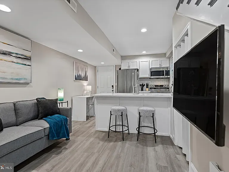 3 bed, 2200 sqft, $985 — Photo 4