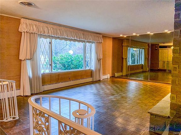 5th image of 1015 Parkway E