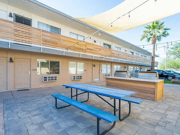 Sunset Sound Studio Apartments — Photo 18