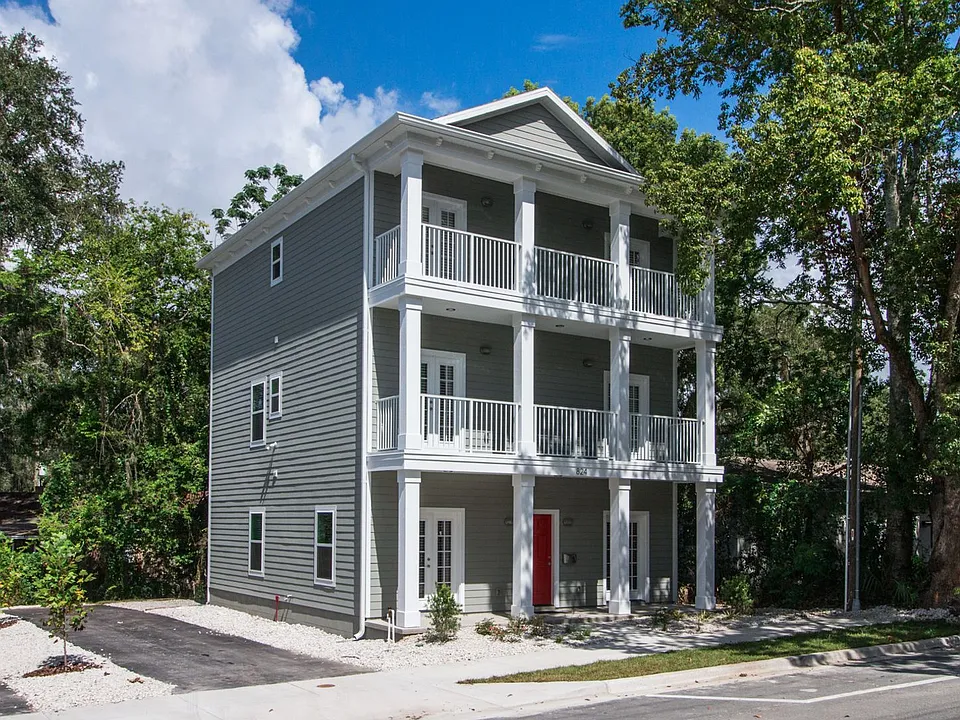 824 SW 9th St