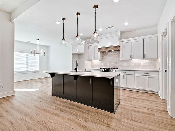 5th image of 155 Kinross Dr
