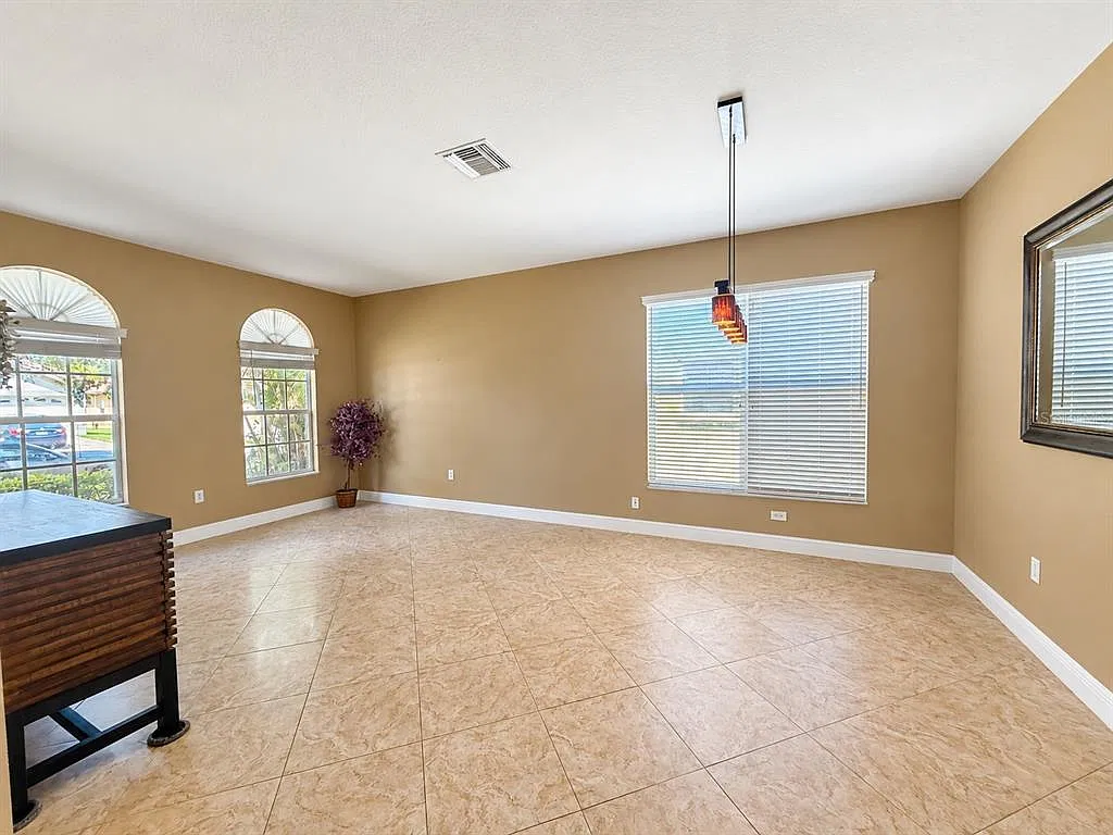 4 bed, 2.0 bath, 2060 sqft, $2,700 — Photo 3