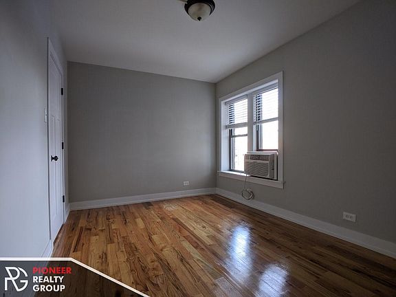 5th image of 560 W Arlington Pl #612