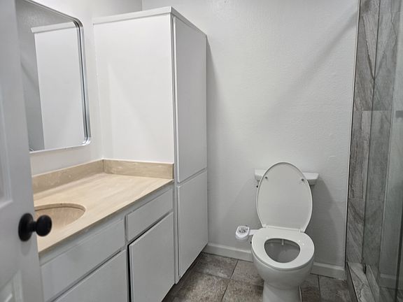 4th image of 7525 Haskell Ave #211