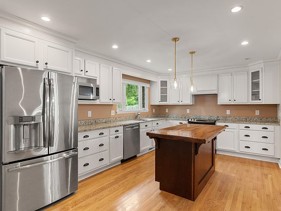 5th image of 210 Smythe Dr