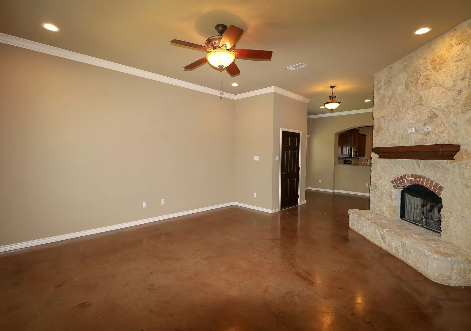 Available Now: 4 bedroom house — Photo 3
