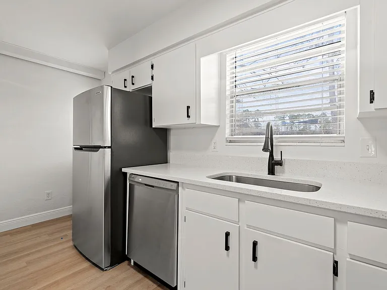 2 Bedroom/1 Bathroom Move-in Ready Townhome w\ 1 Month Free Rent!! — Photo 9