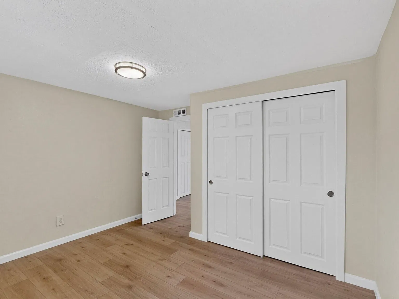 5 bed, 1760 sqft, $1,800 — Photo 2
