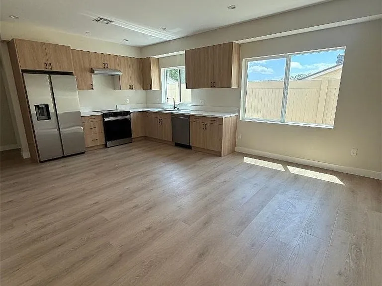7828 Kyle St — Photo 2