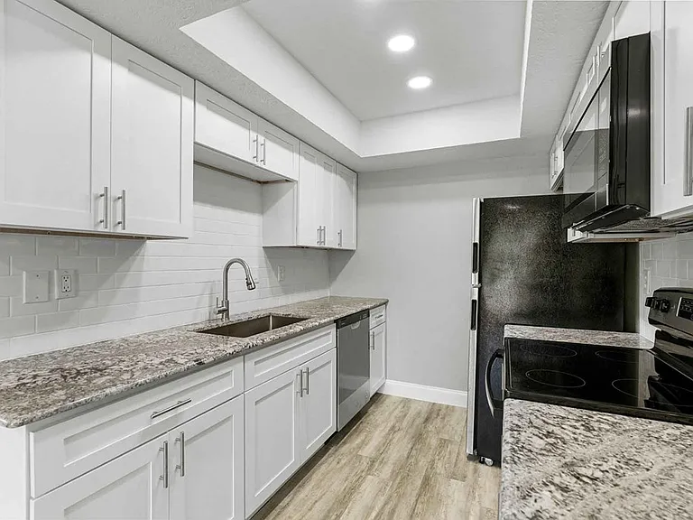2633 Harbor Cv #C — Photo 11