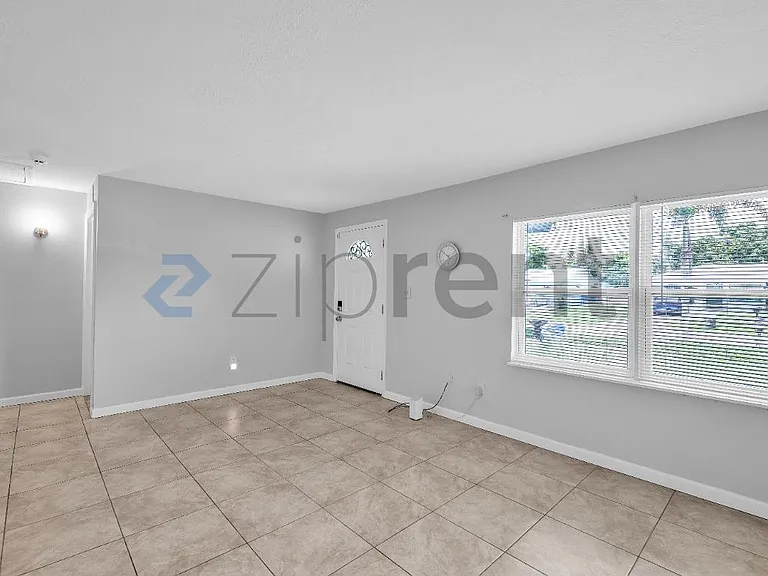 202 Essex Dr — Photo 4