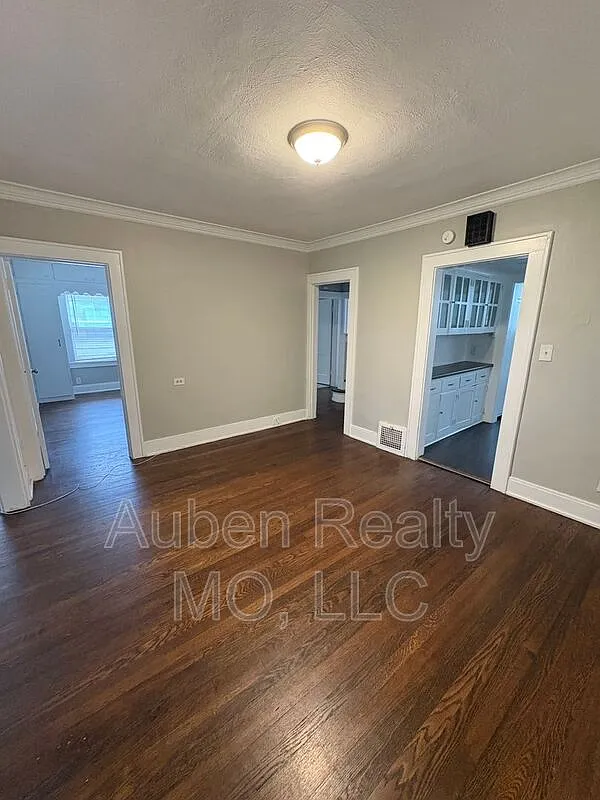 3 bed, 1.5 bath, 1300 sqft, $1,895 — Photo 3