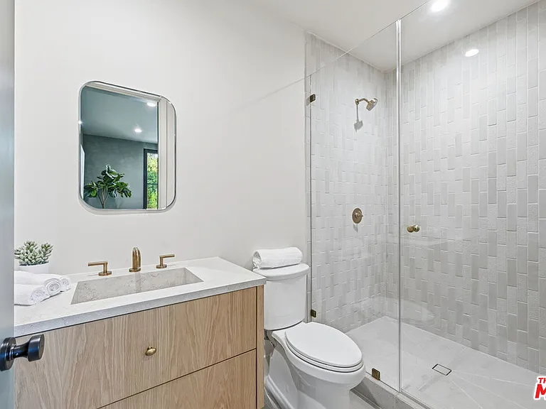 16643 Addison St — Photo 3