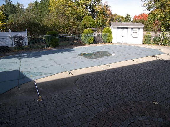 3rd image of 2 Claridge Dr