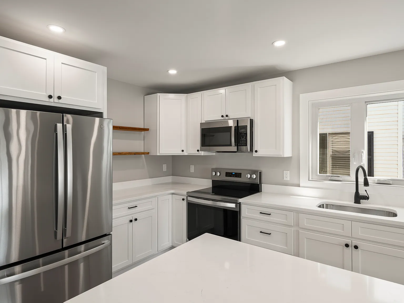 2 bed, 700 sqft, $3,000 — Photo 3