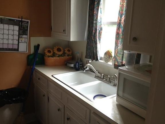 4th image of 932 Magnolia St