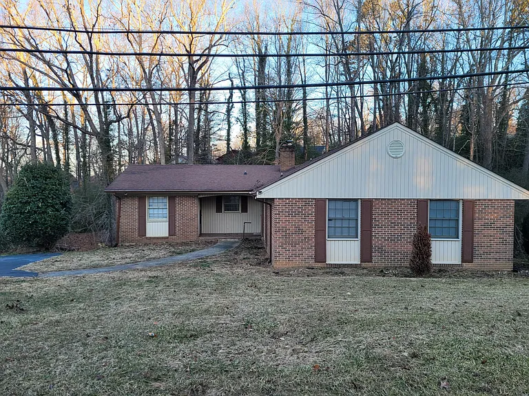 391 Robinhood Rd — Photo 1