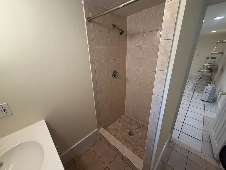 136 Chiswick Rd #1B — Photo 7