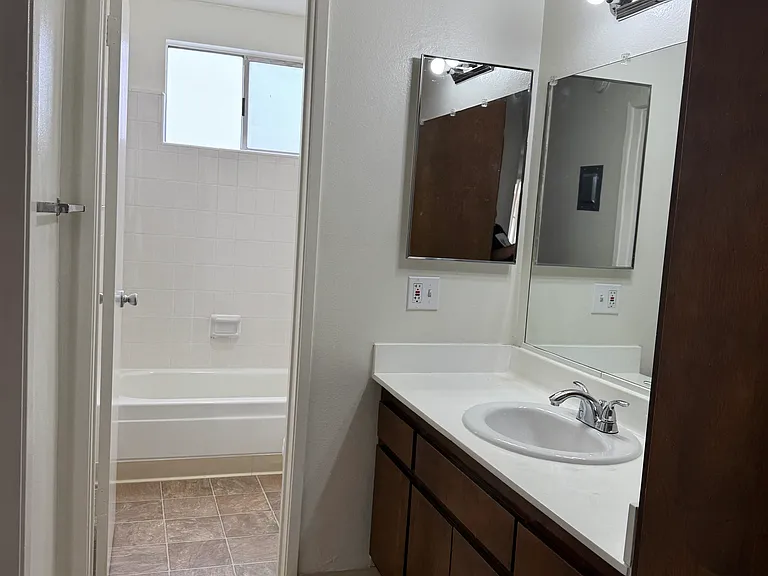 Corsica Apartments — Photo 11