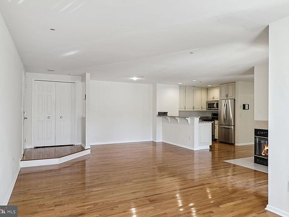 4th image of 20 Hearthstone Ct APT H