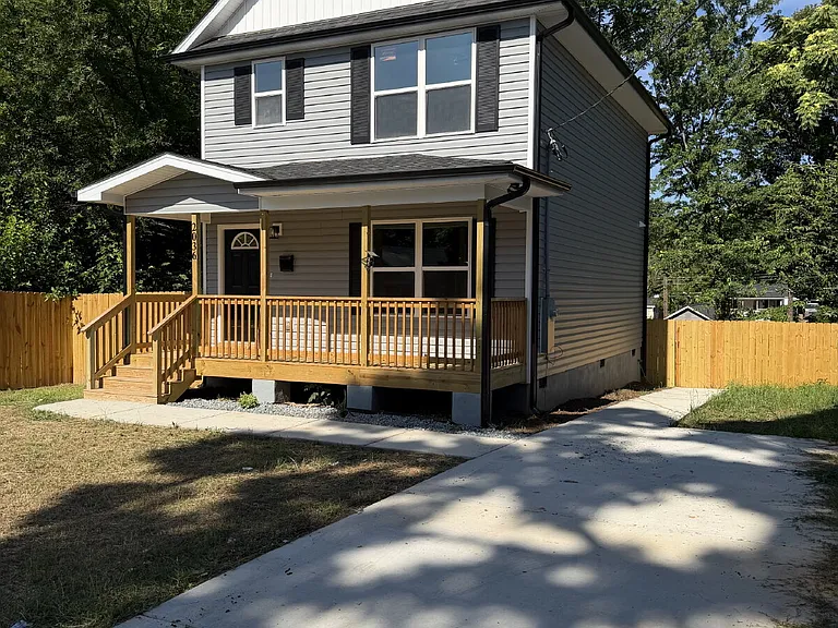2036 Harrison Ave — Photo 2