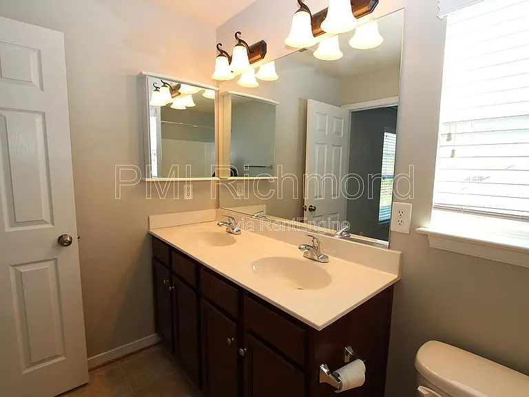 637 Abbey Village Cir — Photo 15
