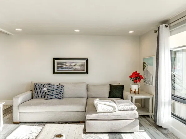 4513 Cove Dr, Carlsbad, CA