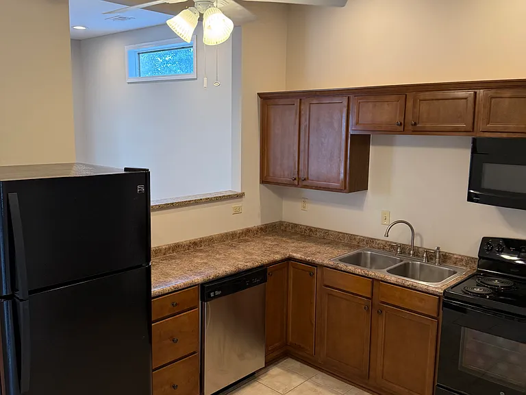 906 Blythe St — Photo 2