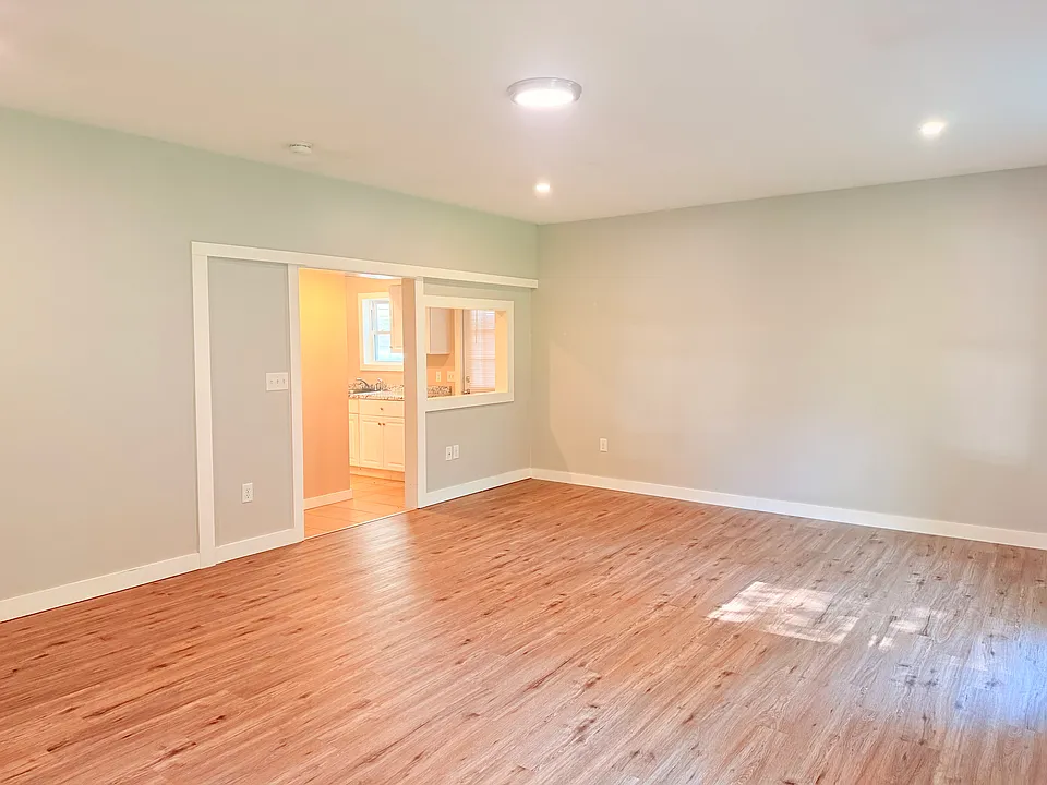 2046 Hartford Ave #4
