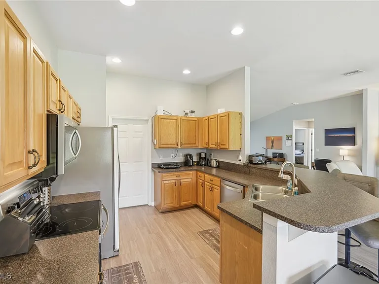 940 Belmont St E — Photo 19