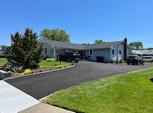 300 Kimberly Pl, West Islip, NY 11795