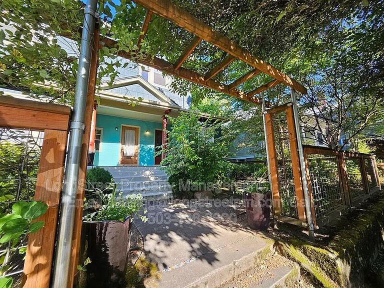 1402 SE 30th Ave — Photo 2