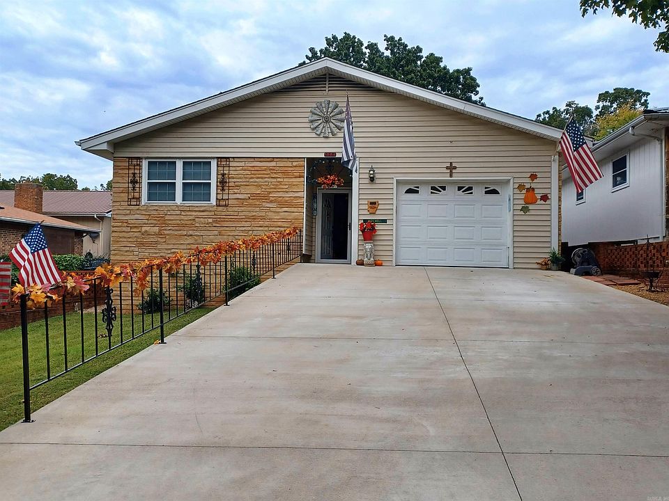 1st image of 1004 S Manor Dr