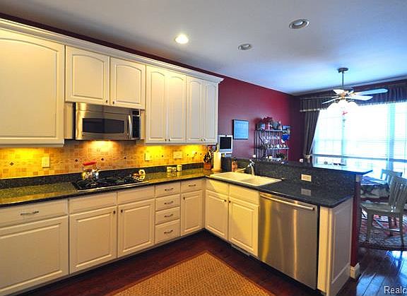 2nd image of 44926 Broadmoor Cir S #114