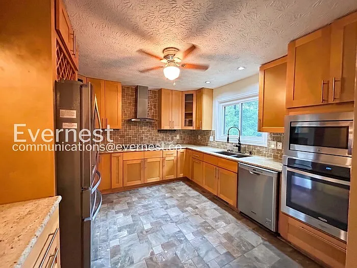 4 bed, 3.0 bath, 2600 sqft, $3,895 — Photo 3