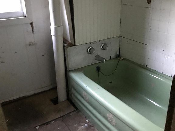 3rd image of 926 Harmon St