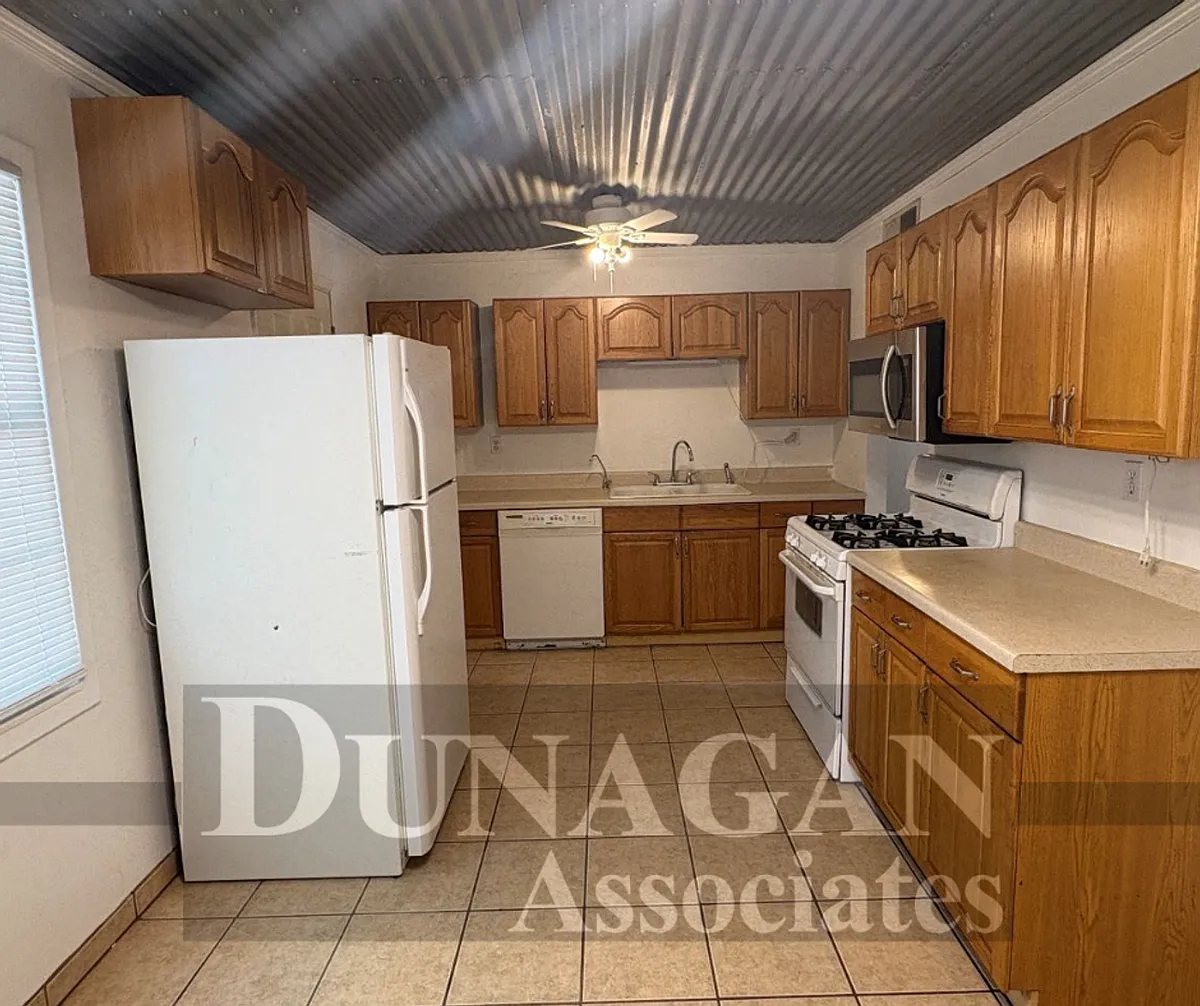 Building Photo - 1020 Birch Ln