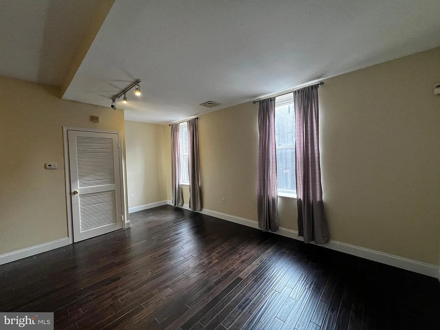 1 bed, 1.0 bath, 6408 sqft, $1,300 — Photo 3