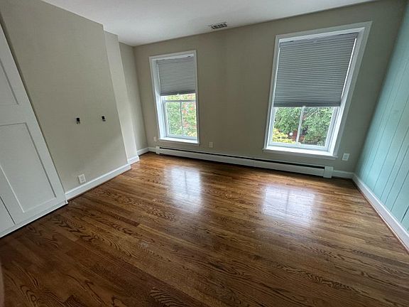 4th image of 330 E St SE