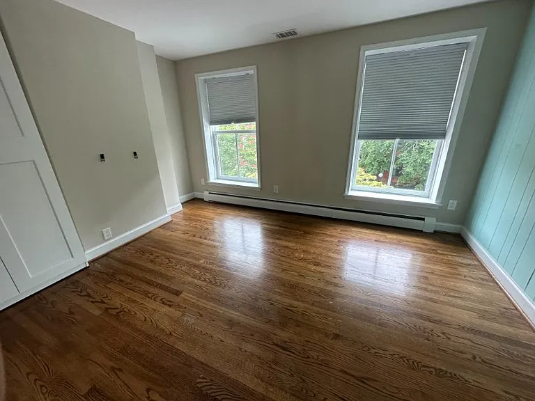 330 E St SE — Photo 3