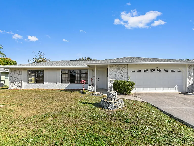 571 SE Anchor Ln — Photo 23