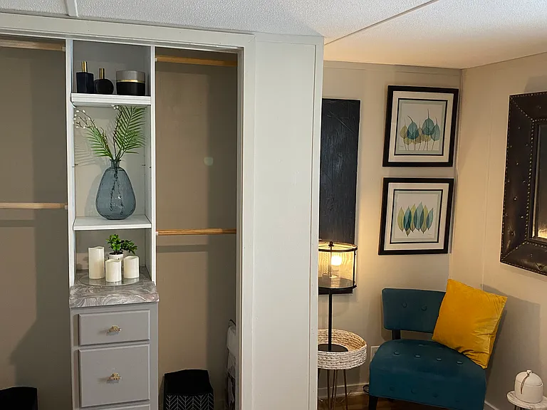 1st Bedroom 
Closet Built In