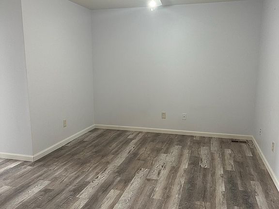 4th image of 735 Hyde Dr