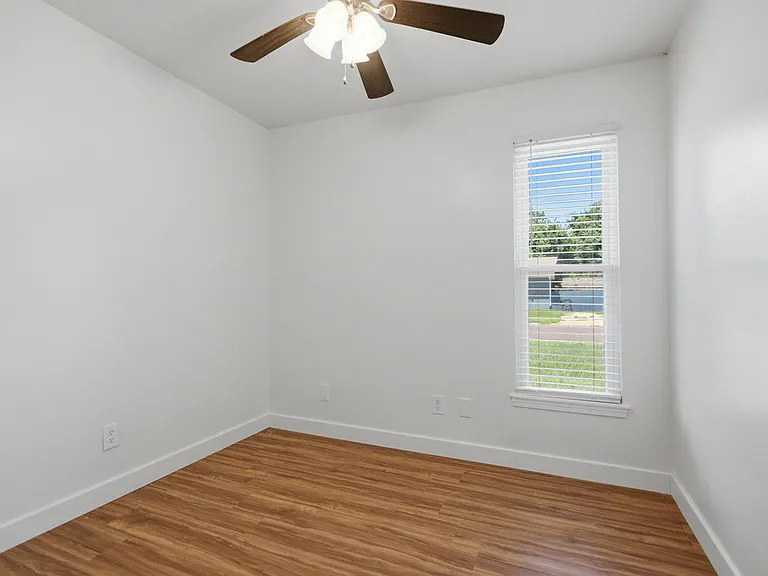 112 Redwood Rd — Photo 10